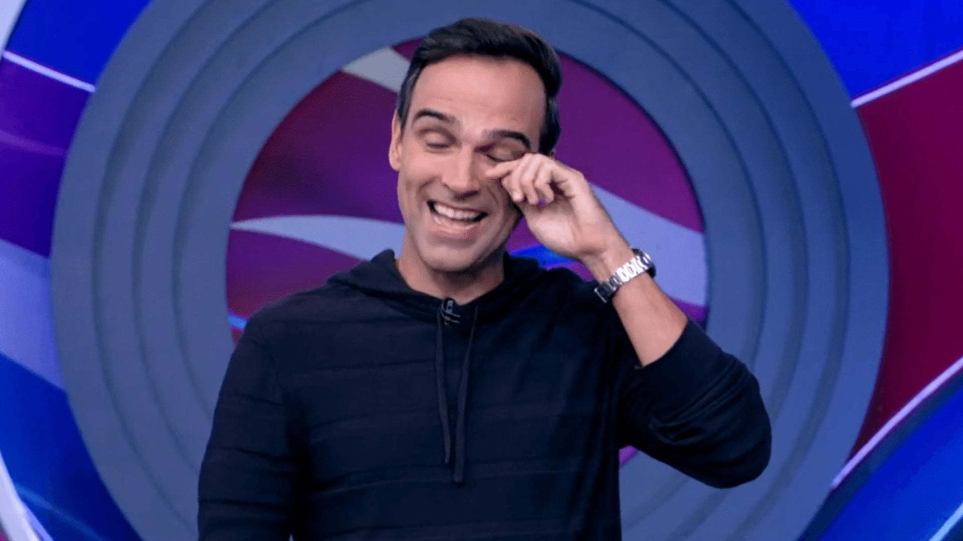 BBB22: Tadeu Schmidt não se aguenta e zoa Eliezer: “Desculpa a risada”