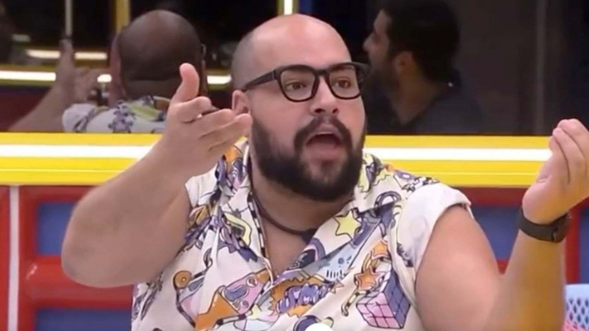 BBB22: Tiago Abravanel alfineta participante: “Você não sabe ouvir”